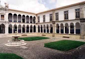 Evora courtyard1