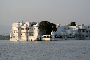 Udaipur lake palace garden1